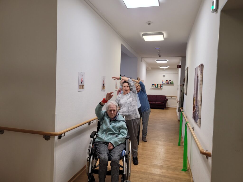 Dehnübungen an der Stange